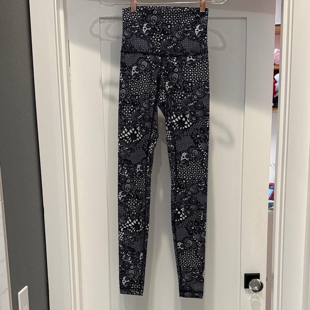 Lululemon Black Patterned Leggings. Full length